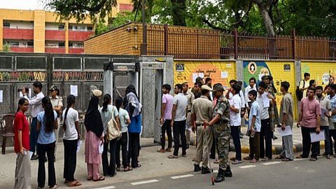 NEET UG 2026 Re-Exam : उशिरा पोहोचल्याने दोन विद्यार्थ्यांना परीक्षा केंद्रात प्रवेश नाकारला; गेट बंद होताच गोंधळ