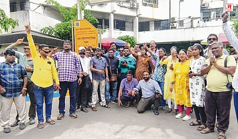 खा. संजय दिना पाटील यांच्याविरुद्ध पत्रकारांचा संताप; काळ्या फिती लावून निषेध आंदोलन, कठोर कारवाईची मागणी