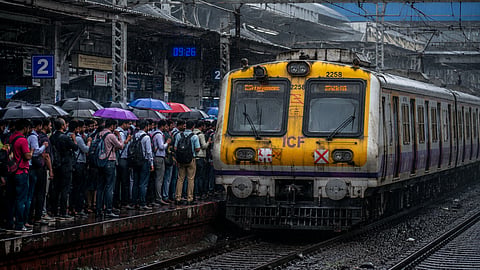 Mumbai Rain : पावसाचा जोर कायम; मध्य, पश्चिम आणि हार्बर मार्गावरील लोकल सेवा विस्कळीत