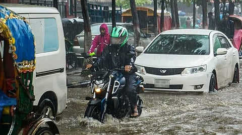 Mumbai Rain : मुंबईसाठी रेड अलर्ट! ताशी ९० किमी वेगाने वादळी वारे; अतिवृष्टीचा इशारा, १५ हजार कर्मचारी तैनात