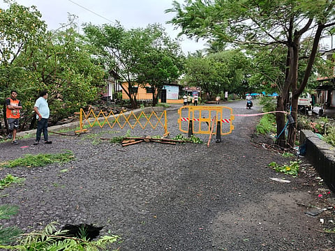 अलिबाग : खानाव पुलावर भले मोठे भगदाड; ठेकेदाराविरुद्ध गुन्हा दाखल करण्याची मागणी