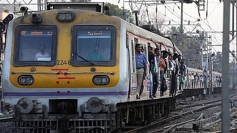 वसई-विरारदरम्यान रुळांवर पाणी; पश्चिम रेल्वेच्या लोकल ३० मिनिटे उशिराने