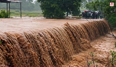 पेटती चिता पुरात गेली वाहून; साताऱ्यातील ढोरोशी गावात थरकाप उडवणारी घटना