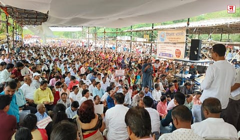 BLO, SIR कामातून शिक्षकांना मुक्त करा; आझाद मैदानामध्ये हजारो शिक्षकांचे आंदोलन, वेतन कपातीच्या आदेशानंतरही आंदोलनात सहभागी