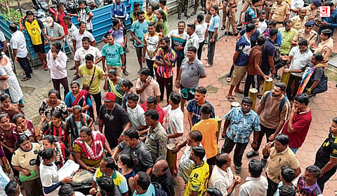 ट्रेनचा मार्ग बदलल्याने वेलंकनी यात्रेकरूंना मनस्ताप; प्रवाशांचा वसई स्थानकात ठिय्या, रेल्वेकडून पर्यायी विशेष गाडीची व्यवस्था