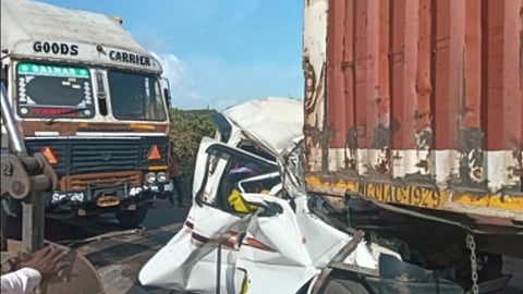 दोन ट्रकांमध्ये इको कारचा चुराडा; नाशिक-पेठ महामार्गावरील भीषण अपघातात चौघांचा मृत्यू