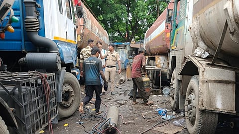 Mumbai : चेंबूरमध्ये गॅस टँकरचा भीषण स्फोट; चालकाचा मृत्यू, दोघे गंभीर जखमी
