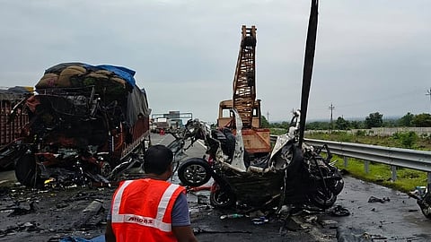 Wardha : भरधाव आयशर ट्रकची कारला पाठीमागून जोरदार धडक; समृद्धी महामार्गावरील भीषण अपघातात पाच जणांचा मृत्यू, Video