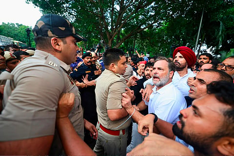 मोदींच्या घरासमोर काँग्रेसचे ठिय्या आंदोलन; मोदींच्या राजीनाम्याची मागणी, राहुल, प्रियांका ताब्यात व सुटका