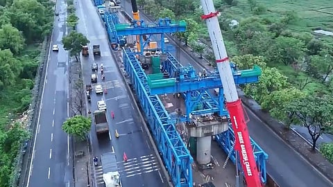 Mumbai : पूर्वमुक्त मार्गावर दोन भागांची उभारणी; अवघ्या ४ तासांत काम पूर्ण