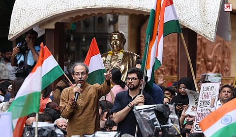 Mumbai : शिवाजी पार्कवर एकवटली तरुणाई; ही तिरंगा विरुद्ध हुकूमशाही अशी लढाई, उद्धव ठाकरेंनी भाजपला ललकारले