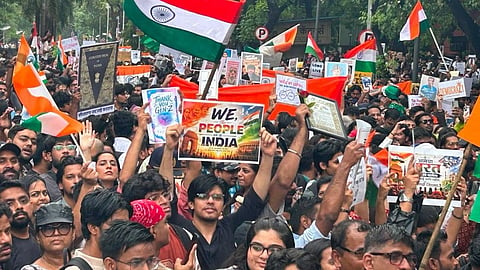 हा 'भाजप विरुद्ध भारत' असा संघर्ष; उद्धव ठाकरे यांचा हल्लाबोल, मुंबईत तरुणाईचा विजयी जल्लोष
