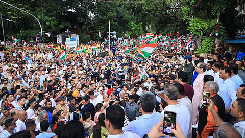 Mumbai : आनंदोत्सवाला लोटला तरुणाईचा जनसागर! 'रंग दे बसंती', 'वंदे मातरम' या गाण्यांवर थिरकले झेन-झी