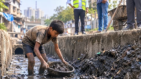 Mumbai : कंत्राटदाराला दोन वर्षे बंदी, नोंदणीही रद्द; गाळ काढण्यासाठी बालकामगाराचा वापर पडला भारी; पालिकेकडून कारवाई