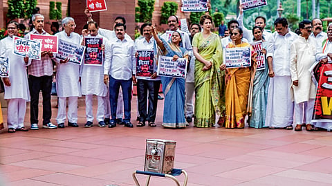 संसदेत शहा यांची अनुपस्थिती, विरोधकांचे काहूर