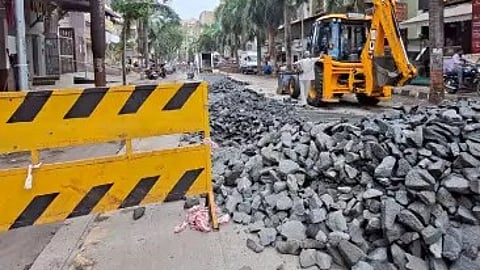 Mumbai : शिवडीत नवा कोरा सीसी रस्ताच खोदला; महापालिकेच्या कारभारावर प्रश्नचिन्ह; जबाबदार अधिकाऱ्यांवर कारवाईची मागणी