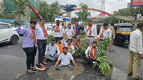 Thane : खड्ड्यांवरून मनसेचे ठिय्या आंदोलन; लोकांच्या जीवाशी खेळ थांबवण्याचा MNS चा इशारा