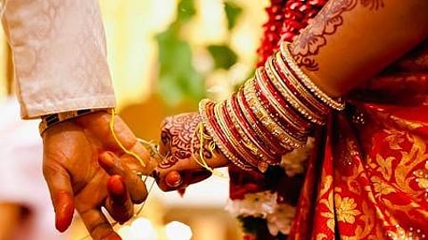 प्रेमविवाहावरून येवल्यात लग्नमंडपात मोठा राडा; नवरदेवाच्या अंगावर डिझेल टाकण्याचा प्रयत्न? दोन्ही गटांत तुंबळ हाणामारी