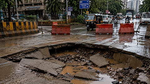 Thane : पुनर्विकास जोरात, रस्ते कोमात! अवजड वाहतुकीचा परिणाम