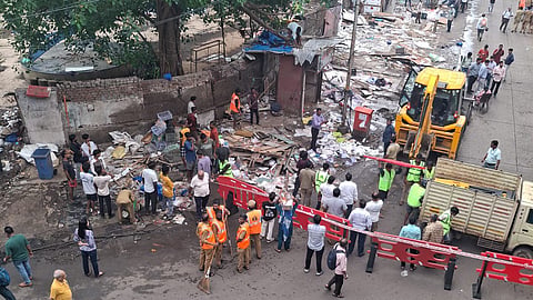 Mumbai : अंधेरी, जोगेश्वरी, विलेपार्लेमधील अतिक्रमणे हटवली; 'पादचारी प्रथम' अभियानांतर्गत रेल्वे स्थानक परिसरातील अतिक्रमणांवर हातोडा
