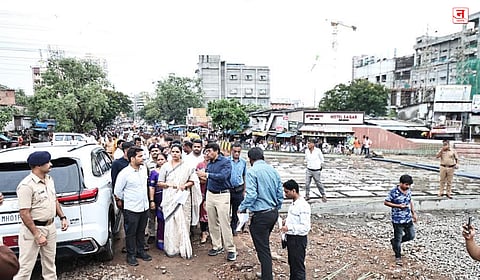 Mumbai : सप्टेंबर अखेरपर्यंत सायन पूल खुला करण्याचे नियोजन; पुलाच्या दोन्ही बाजूला व्हर्टिकल गार्डनचा पर्याय - महापौर रितू तावडे