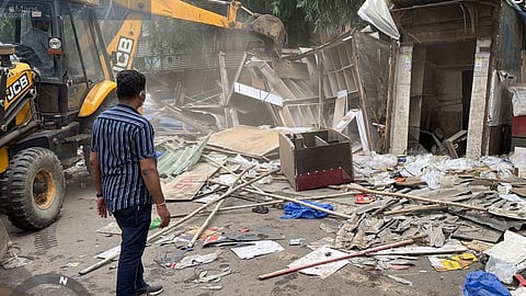 Mumbai : ३० स्टॉल्सवर हातोडा; भायखळा, मुंबई सेंट्रलमध्ये 'पादचारी प्रथम'; नायर रुग्णालय मार्गावर २७ स्टॉल्सना नोटीस