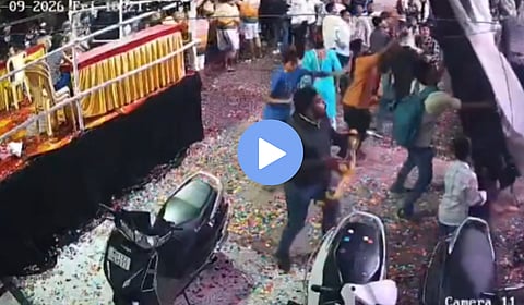 पुण्यात दहीहंडीची कमान कोसळून महिला ठार, CCTV मध्ये घटना कैद
