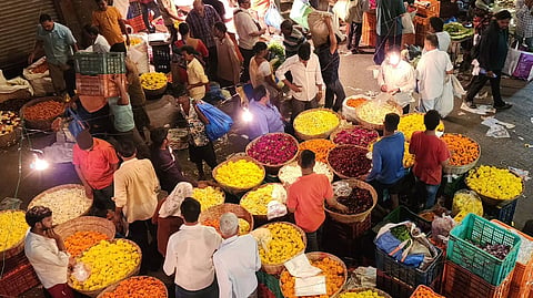गणेशोत्सवात फुलांचे दर वाढणार; बाप्पा आम्हाला पाव, पण फुले खाणार भाव