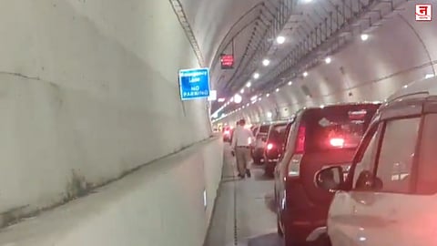 Mumbai : कोस्टल रोडच्या बोगद्यात भीषण अपघात; कार-टॅक्सीची जोरदार धडक