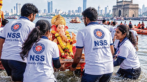 Mumbai : गणेशोत्सवात विद्यापीठाचे दीड हजार ‘सारथी’; NSS चे विद्यार्थी पोलिसांच्या मदतीला