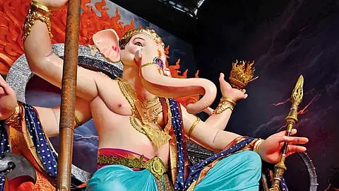 Thane : गणरायाच्या सुरक्षेसाठी मंडळे सज्ज! मोठ्या मूर्तीना पट्ट्यांचा आधार; खड्डेयुक्त रस्त्यांची खरी अडचण