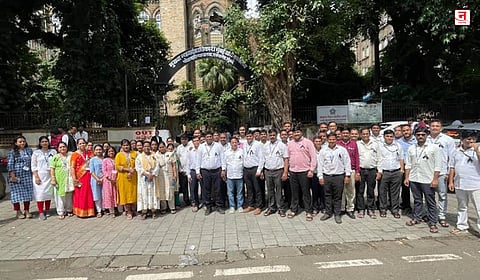 न्यायालयीन कर्मचाऱ्यांचे शांततापूर्ण आंदोलन; समान कामासाठी समान वेतन व उच्च न्यायालयाप्रमाणे वेतनश्रेणी वाढीची मागणी