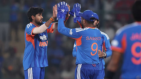 भारतीय पुरुष क्रिकेट संघाच्या कपड्यांचा घोळ; BCCI ची जर्सी घालून मैदानात उतरणार