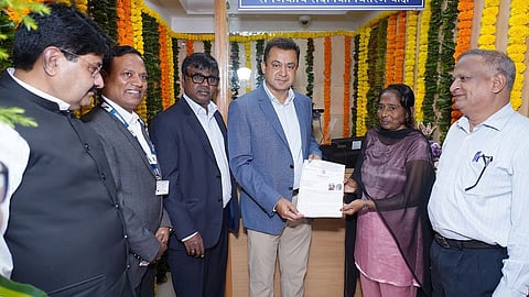 Mumbai : गरीबनगरमधील ९४ पात्र झोपडीधारकांना ताबापत्र; MMRDA च्या 'ई-पुनर्वसन' प्रणालीचा शुभारंभ