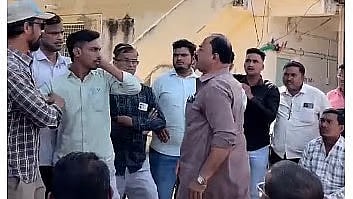 Jalgaon : ग्रामसभेत प्रश्न विचारणाऱ्या तरुणाला मारहाण; माजी सरपंचाविरोधात कारवाईची मागणी