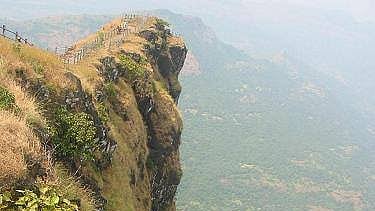 Karad : टकमक टोकावरून तरुणाची दरीत उडी