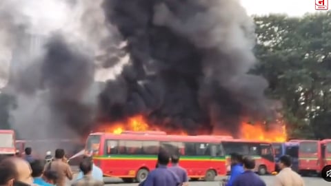 Mumbai : आणिक डेपोत सीएनजीच्या १२ बसेस जळून खाक, VIDEO