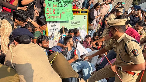 SIR विरोधातील आंदोलनाने पुण्यात तणाव; ८८ आंदोलक पोलिसांच्या ताब्यात