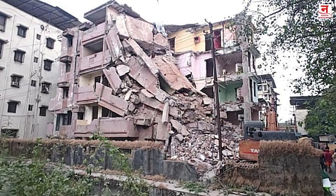 Ulhasnagar : लटकत्या ढिगाऱ्यामुळे नागरिकांच्या जिवाला धोका! दुर्घटनेनंतरच महापालिकेला जाग येणार का?