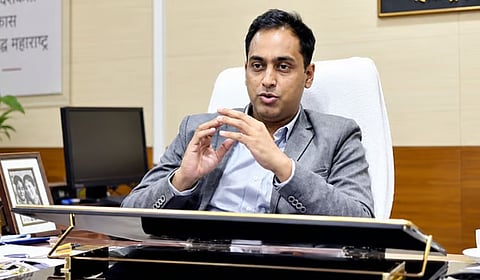 नाशिक जिल्ह्याबाहेर चारा वाहतुकीसह विक्रीवर बंदी; जिल्हाधिकारी आयुष प्रसाद यांचे आदेश