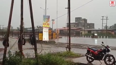 रत्नागिरीकरांना पावसाचा दिलासा! देवरुख परिसरात विजांच्या कडकडाटासह जोरदार सरी