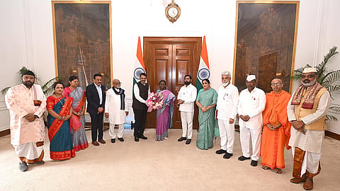 कुंभमेळ्यासाठी राष्ट्रपतींना निमंत्रण; मुख्यमंत्र्यांच्या नेतृत्वाखालील शिष्टमंडळाने घेतली भेट; ३१ ऑक्टोबरला नाशिक-त्र्यंबकेश्वर येथे सोहळा