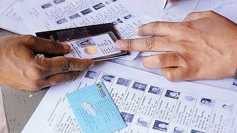 Mumbai 'एसआयआर'मध्ये गोलमाल; एकाच व्यक्तीकडून एकाच दिवशी २४ अर्ज, धारावी पोलीस ठाण्यात गुन्हा दाखल