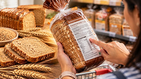 Whole Wheat Bread : ब्राऊन ब्रेड खरेदी करताय? फक्त रंग पाहून निवड करू नका; पाकिटावरील 'या' गोष्टीही तपासा