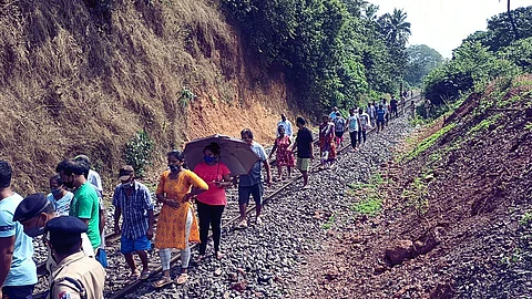 Goencho Ekvott, along with panchayat members and residents of Mollo-Velsao