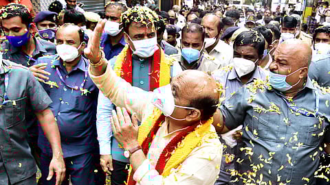 Karnataka Chief Minister Basavaraj Bommai and Medical Education Minister C. N. Ashwath Narayan receive a warm welcome at Malleswaram during a government programme called Jana Sevaka, in Bengaluru on Monday