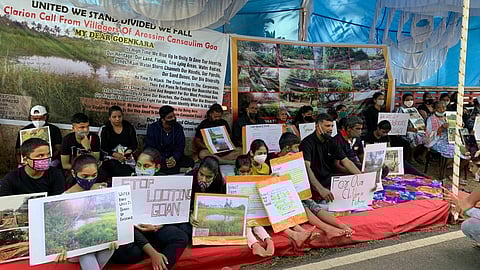 Villagers of Arossim-Cansaulim protesting against the hotel. 