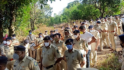 2 cops killed after hit by speeding car given guard of honour