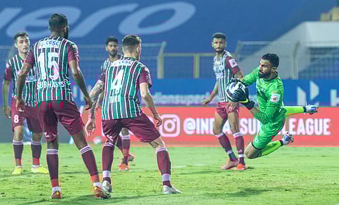 Amrinder Singh makes a save against Mumbai City FC in Fatorda.
