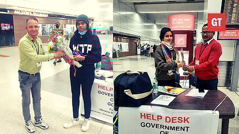 Anesca Fernandes (L) and Karen Fernandes (R) arrived at New Delhi from Ukraine